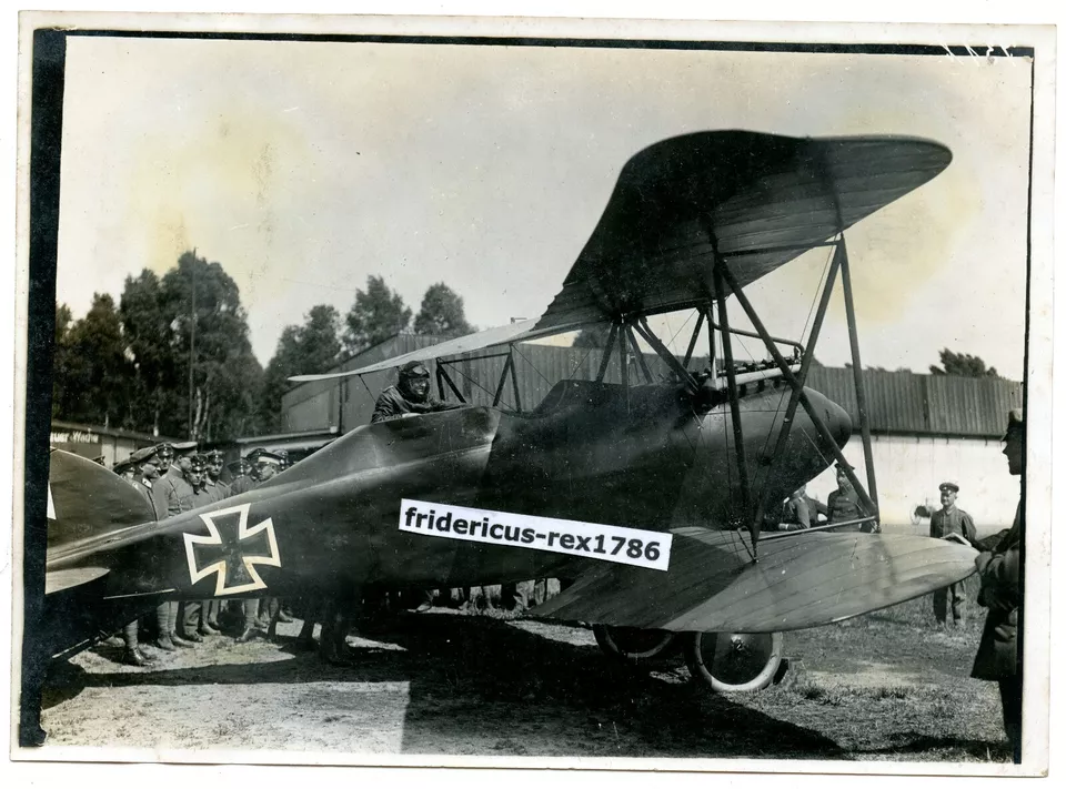 F24 Foto Rote Baron Manfred v. Richthofen beim FEA.5 besteigt ein Albatros Plane (1)