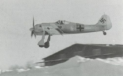 Focke Wulf FW 190 de la Jagdgeschwader 54, la unidad de Nowotny. El símbolo de dicha unidad era un corazón verde, como el que se puede apreciar bajo la cabina del piloto. Imagen del invierno de 1942-143 Focke Wulf FW 190 de la Jagdgeschwader 54, la unidad de Nowotny. El símbolo de dicha unidad era un corazón verde, como el que se puede apreciar bajo la cabina del piloto. Imagen del invierno de 1942-143