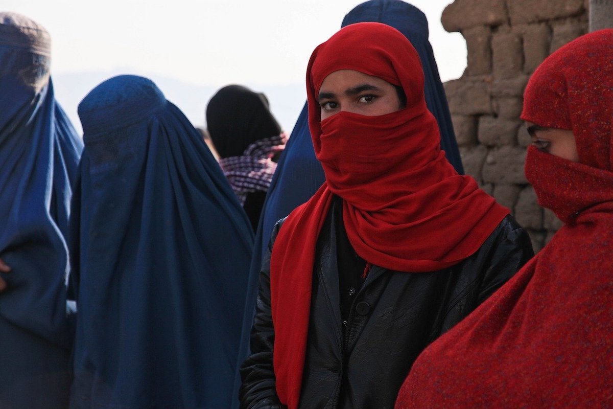 Jefe talibán obliga de nuevo a mujeres de Afganistán usar burka en público