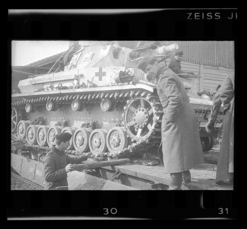 Soldaten befestigen Panzer für Bahntransport