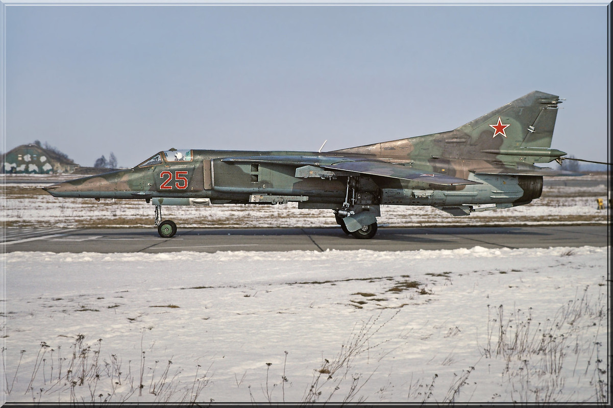296 APIB MiG-27D 25 Red_61912555163, Winter 1992-1993