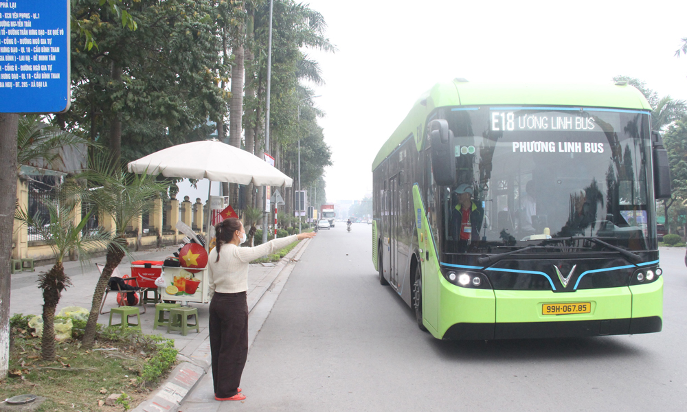 Người dân bắt xe buýt điện Bắc Ninh Bắc Giang (Vũ Ninh - Bắc Giang, BN-E18). Hình: baobacninhtv, buýt bắc ninh bắc giang