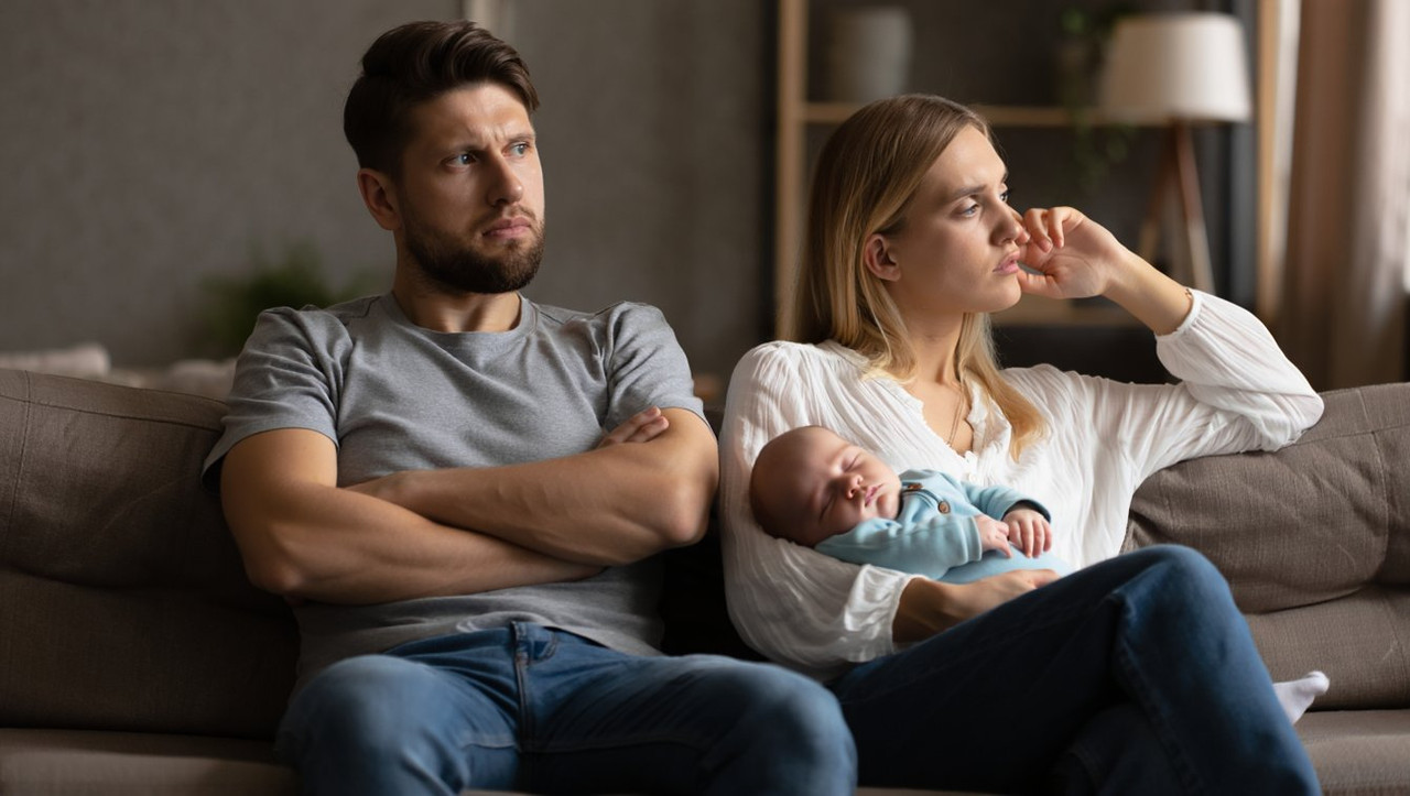 Молодые родители переживают кризис в отношениях после родов