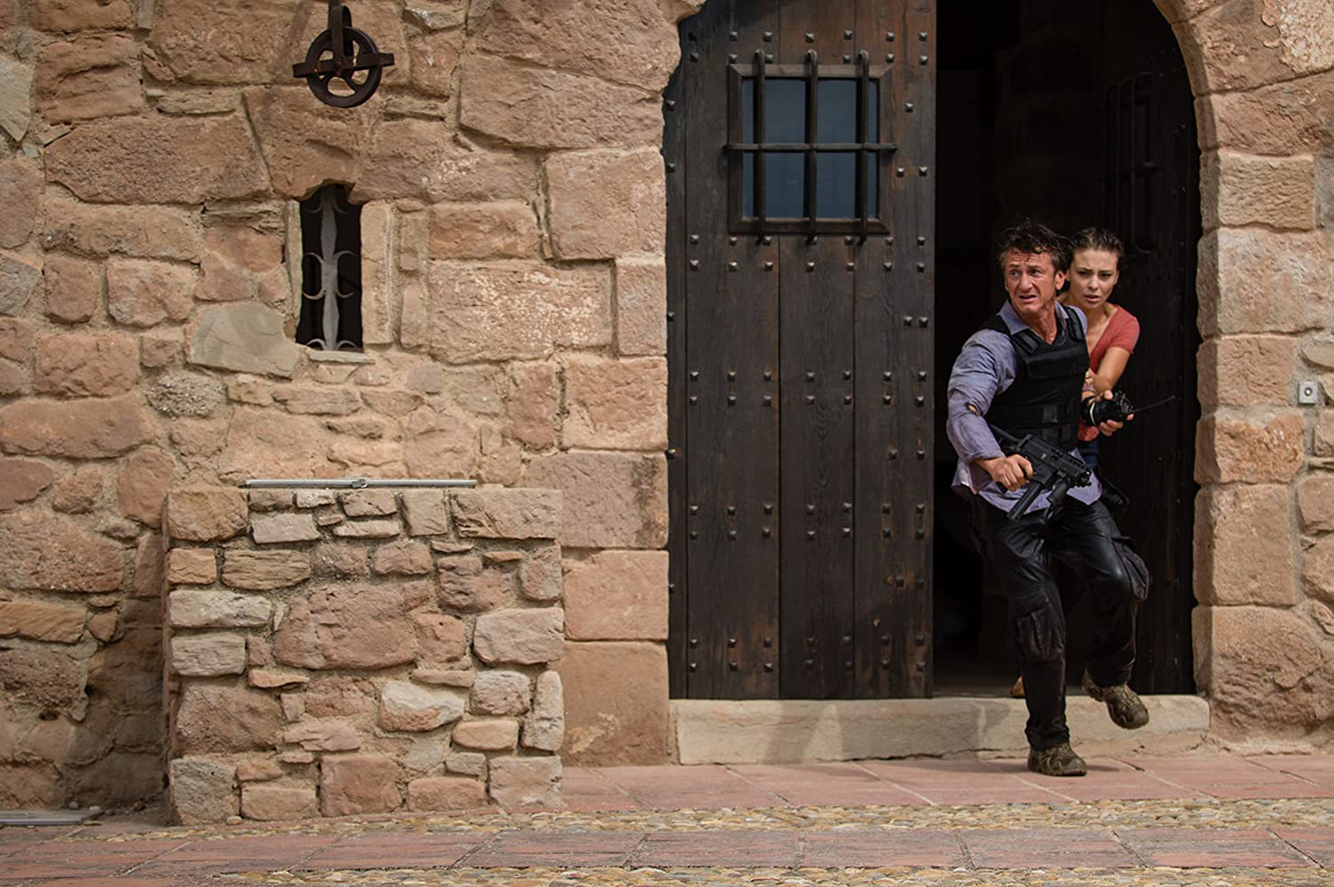 Sean Penn dan Jasmine Trinca dalam The Gunman (2015)