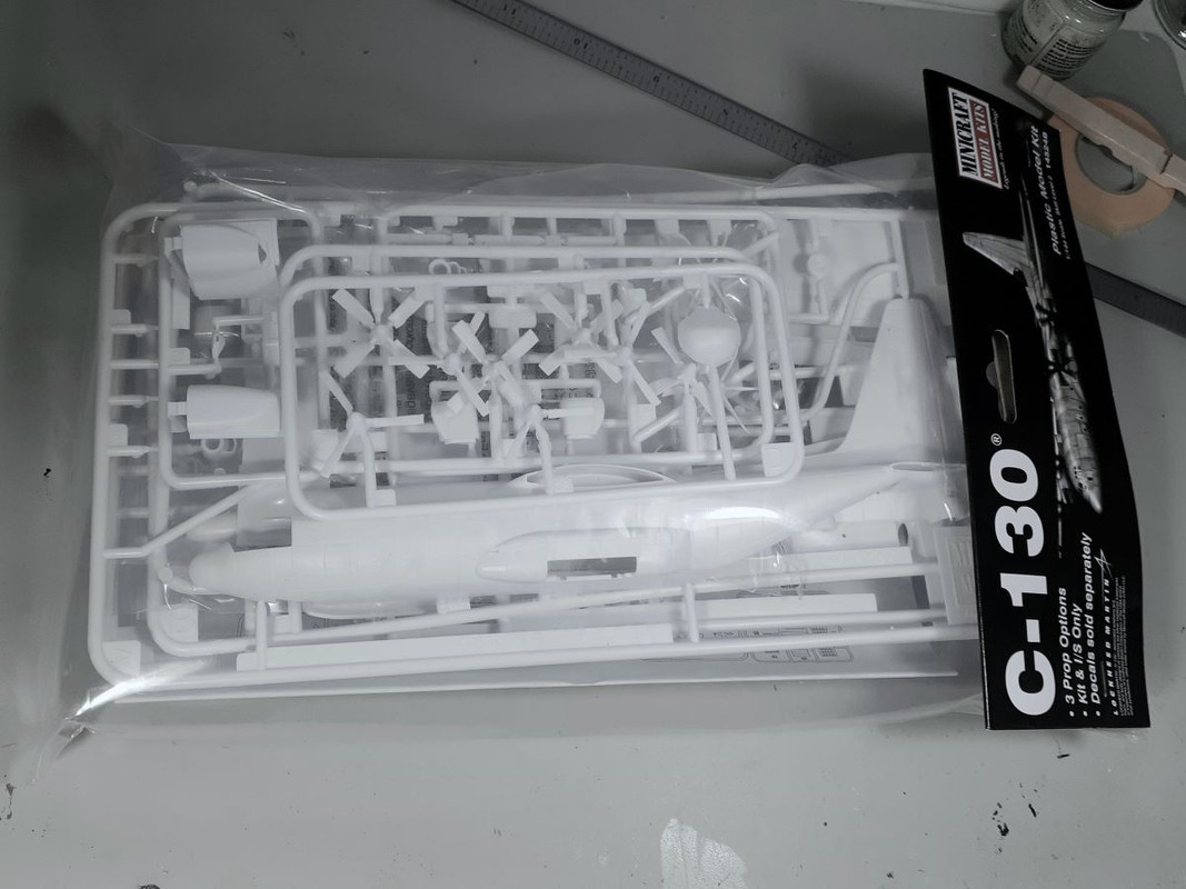 Minicraft 1-144 C130