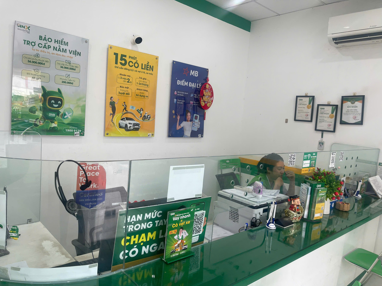 Nhân viên F88 hỗ trợ tại phòng giao dịch 1210 Lê Hồng Phong
