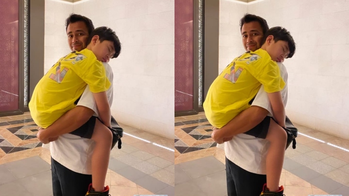 Momen Raffi Ahmad gendong Rafathar yang kelelahan usai menonton pertandingan Inggris vs Iran.