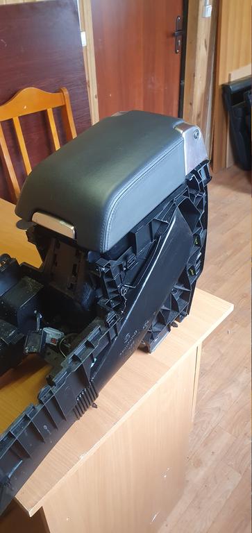 Центральная консоль с подлокотником