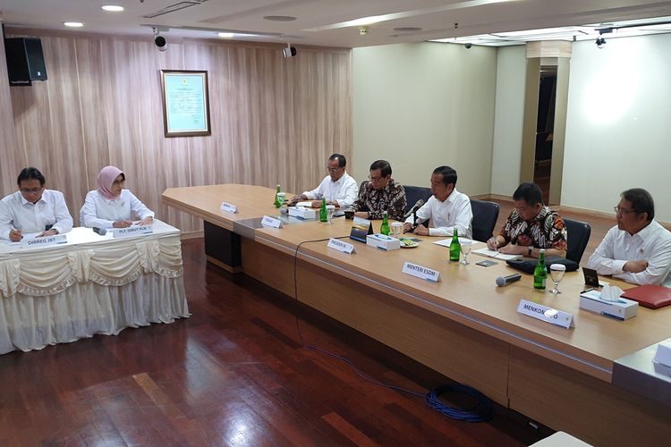 Presiden Joko Widodo mendatangi kantor pusat PLN, di Kebayoran, Jakarta Selatan, Senin (5/8/2019). Kedatangan Jokowi ini untuk meminta penjelasan PLN mengenai padamnya listrik di sebagian besar wilayah Pulau Jawa 