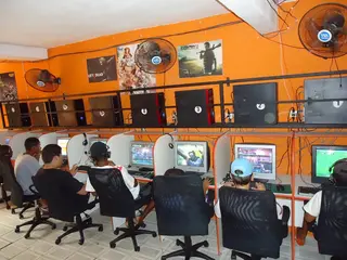 lan house anos 2000 computadores
