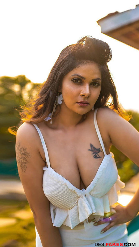 Aabha Paul Cleavage (2)