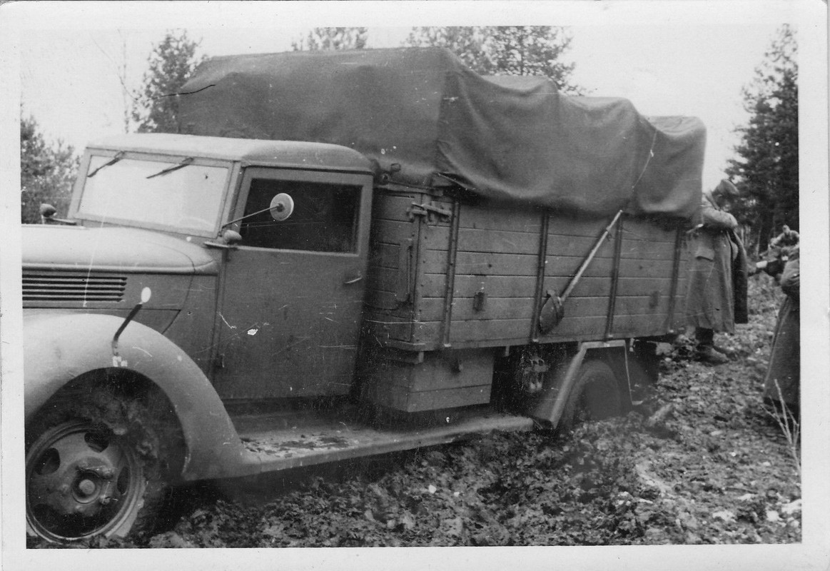 2.Fallschirmjäger Flak-MG Batl.unser LKW steckt 