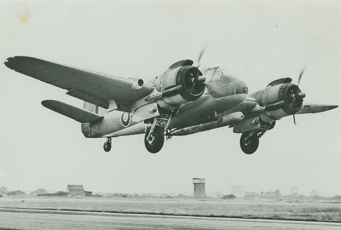 Een_Bristol_Beaufighter_Mk._VI,_uitgerust_met_een_torpedo,_in_de_start_(2157-066-001)