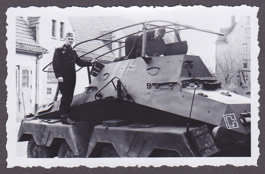 Foto 2.WK.Panzersoldaten mit Aufklärungspanzer T