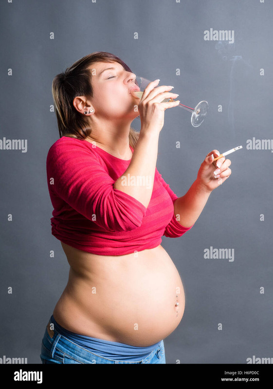 pregnant-woman-smoking-and-drinking-H6PD0C