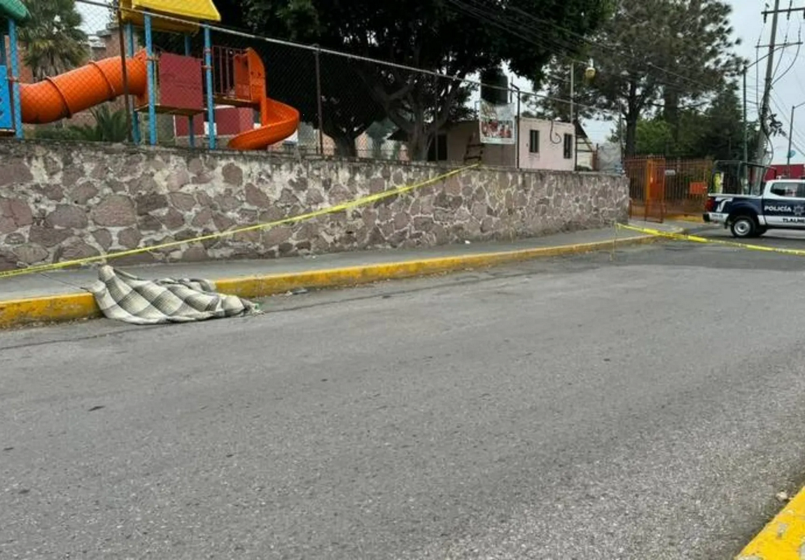 Hallan cuerpo embolsado en calle de Edomex; video muestra cuando lo abandonan
