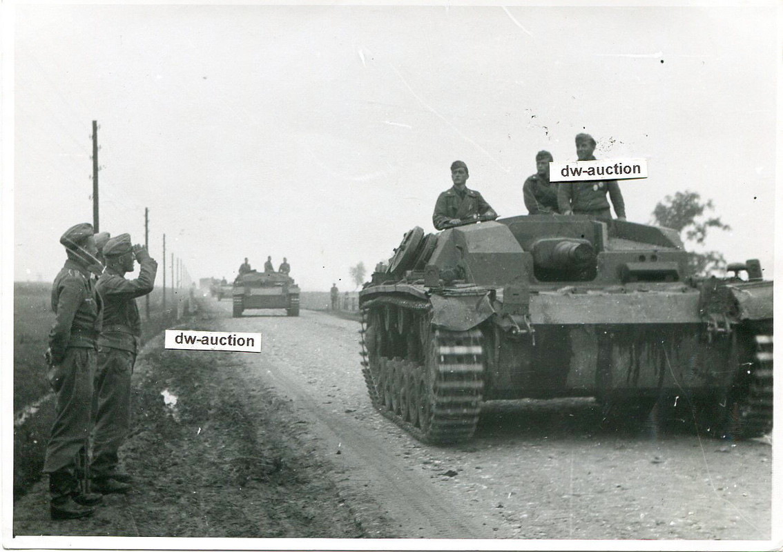 Sturmgeschütz Abt. 191 , Kommandeur grüßt Besatz