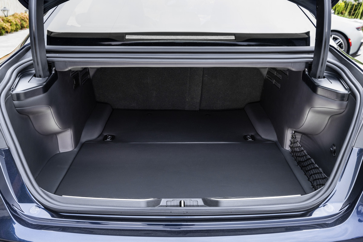 19_MaseratiQuattroporteGrandFinale_dedicatedrearboothalllinedinblackleather