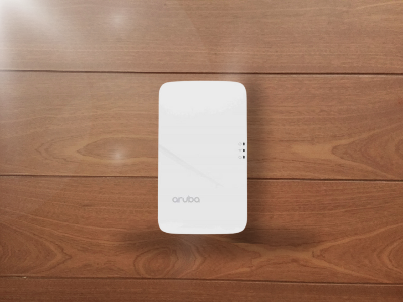 Aplicação do Aruba AP-303H em um ambiente de hotel, fornecendo Wi-Fi e conectividade para dispositivos no quarto.