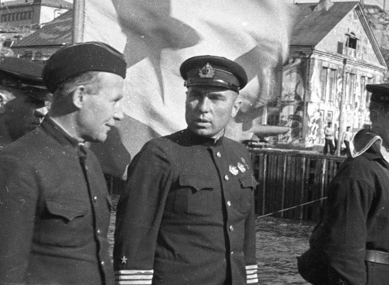 Герой Советстского Союза Н. Лунин вернулся из дальнего плавания, 1942г.