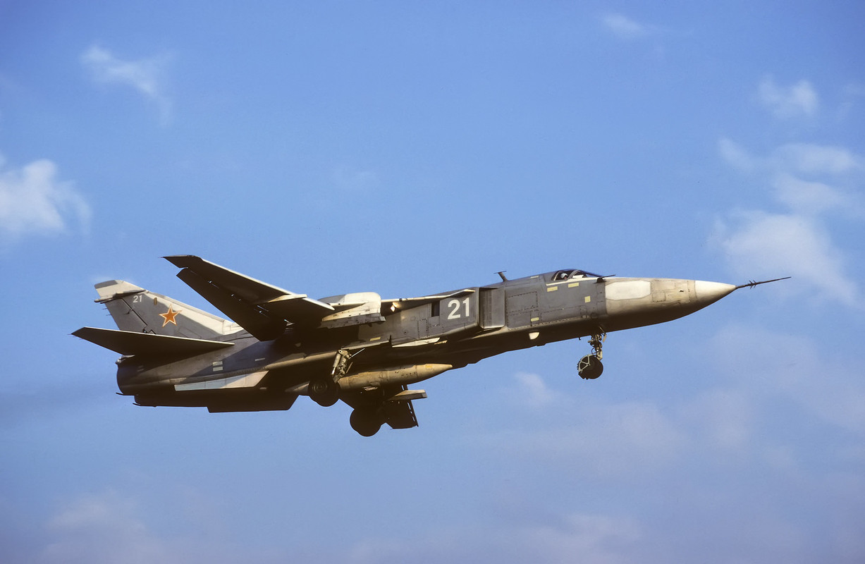 11 ORAP Su-24MR 21 White_0615306_16.09.91