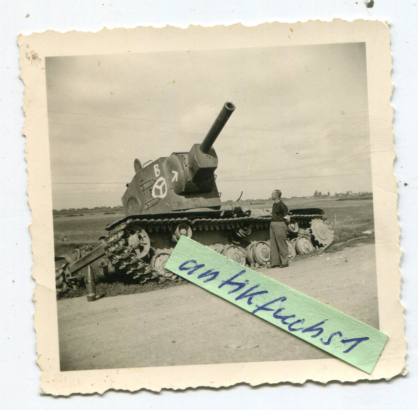 Foto - schwerer KW-1 Panzer aus Rußland mit taktischem Zeichen und B im 2.WK