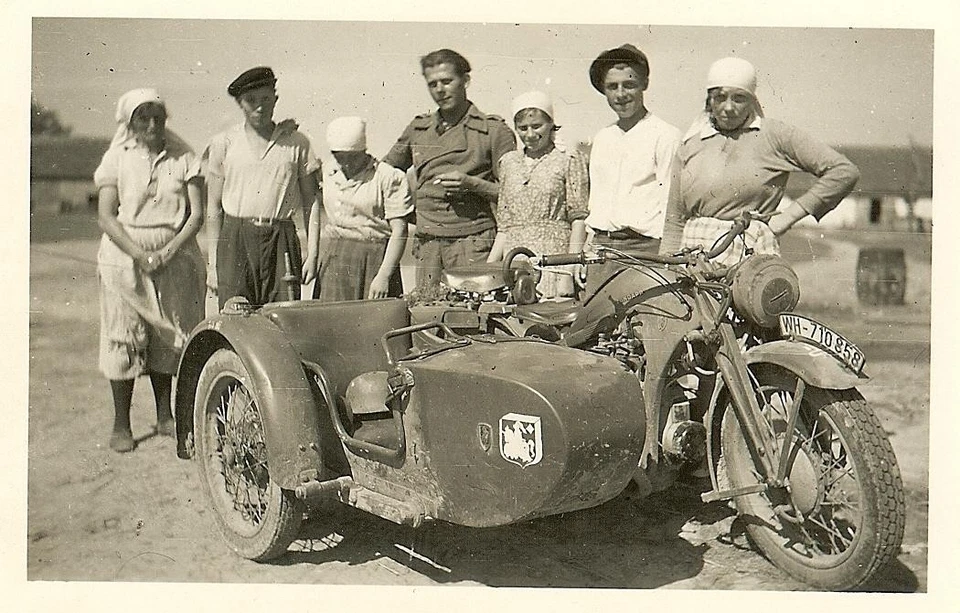 BEST German Sturmgeschütz Panzerman w Civilians by Motorcycle (WH 710858) (1)