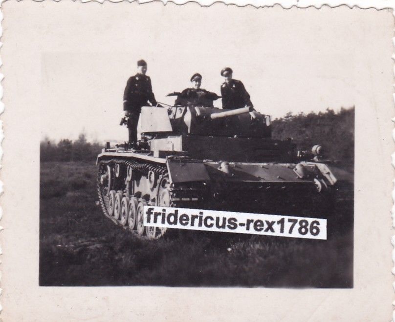 Foto Panzer 3 Tank der HG Division mit weißen Kragenspiegel Ärme