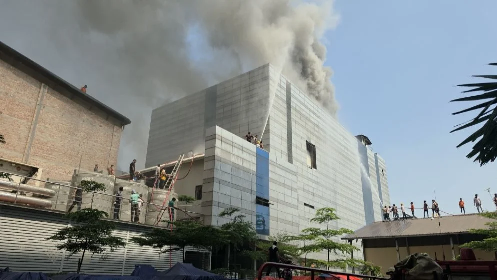 ড্রাগ ইন্টারন্যাশনালের আগুন নিয়ন্ত্রণে বেগ পেতে হচ্ছে দমকল বাহিনীকে