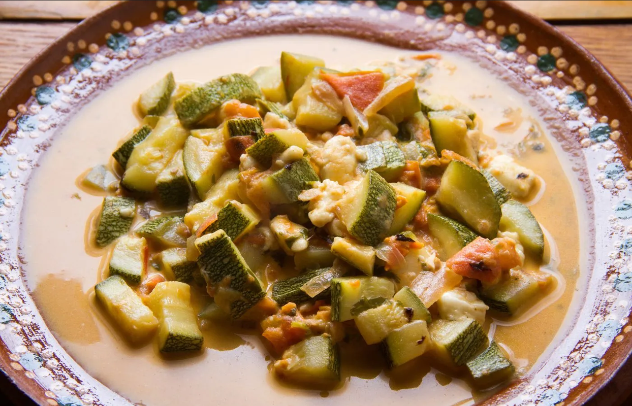 ¿Ideas para comer? Prepara unas calabacitas a la mexicana con crema y queso