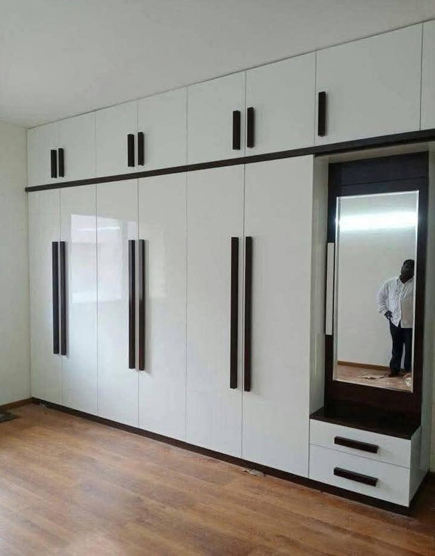 Mueble rojo con repisas en pared blanca