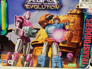 Transformers-Legacy-Evolution-War-Dawn-01