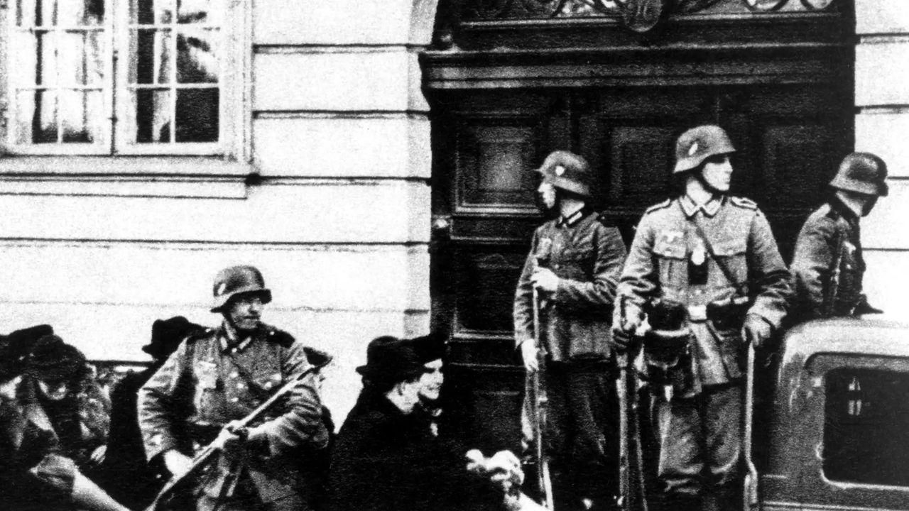 Face à l'Armée Populaire du Götterland, la Staatswacht était le marteau le plus efficace du régime à la fois pour appliquer sa politique raciste à l'égard des minorités ethniques mais également pour combattre l'opposition politique retranchée dans la résistance et la clandestinité, c'est-à-dire les communistes.