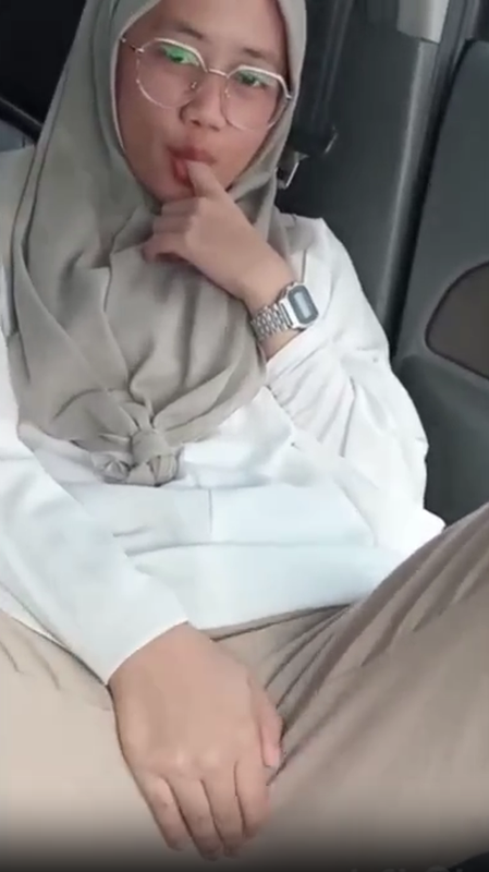Cewek Hijab Malay Sepong Kontol Di Mobil