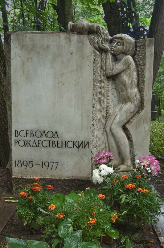 vyborg-saint-petersburg-tomb-poet-vsevolod-rozhdestvensky-literatorskiye