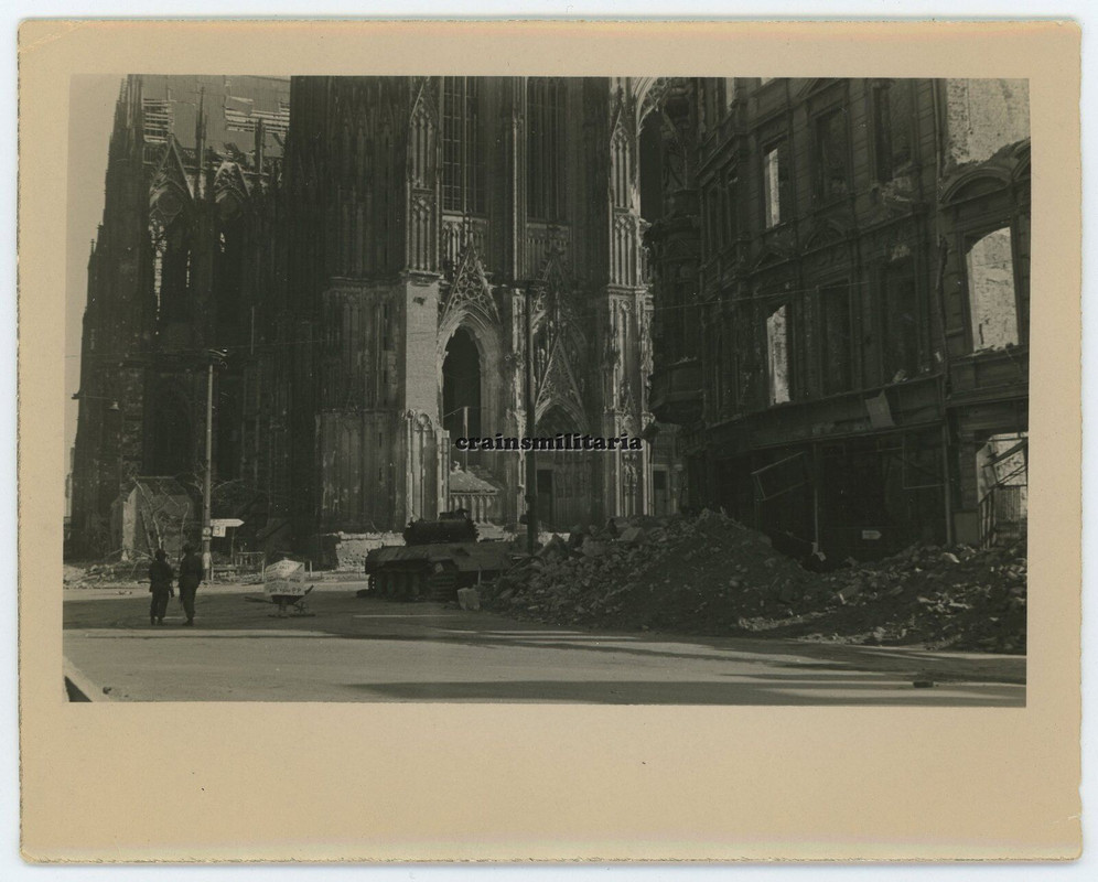 Orig. Foto zerstörte PANTHER Panzer V Tank bei Dom in KÖLN Rhein 1945