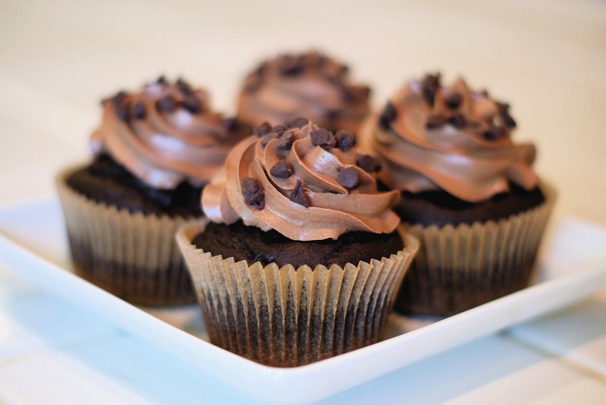 Esponjosos cupcakes de chocolate para saciar el antojo