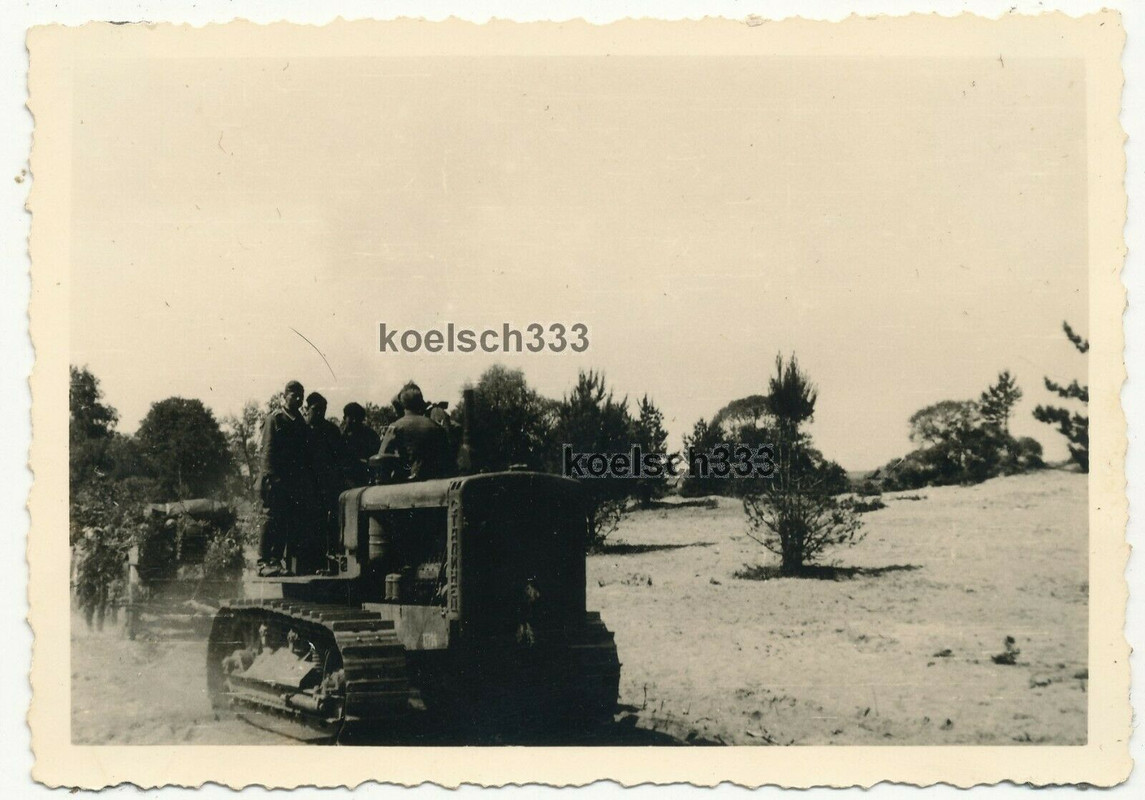 Foto russischer Beute Traktor schleppt Geschütz Protzen durch Sand in Litauen