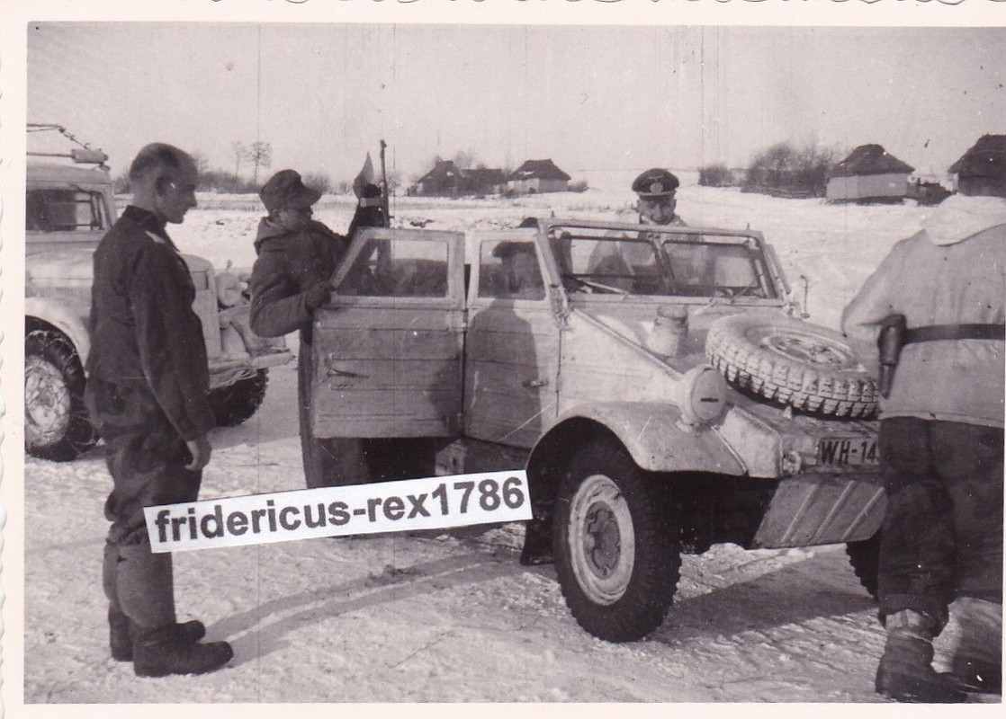 Foto Kübelwagen typ 82 im Winter Schneetarn camo Kübel vom Gefec