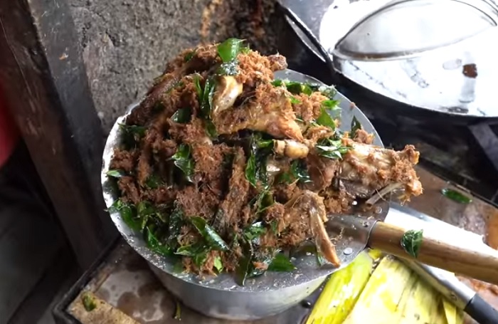 Menu ayam tangkap di Waroeng Atjeh yang baru saja selesai dimasak.