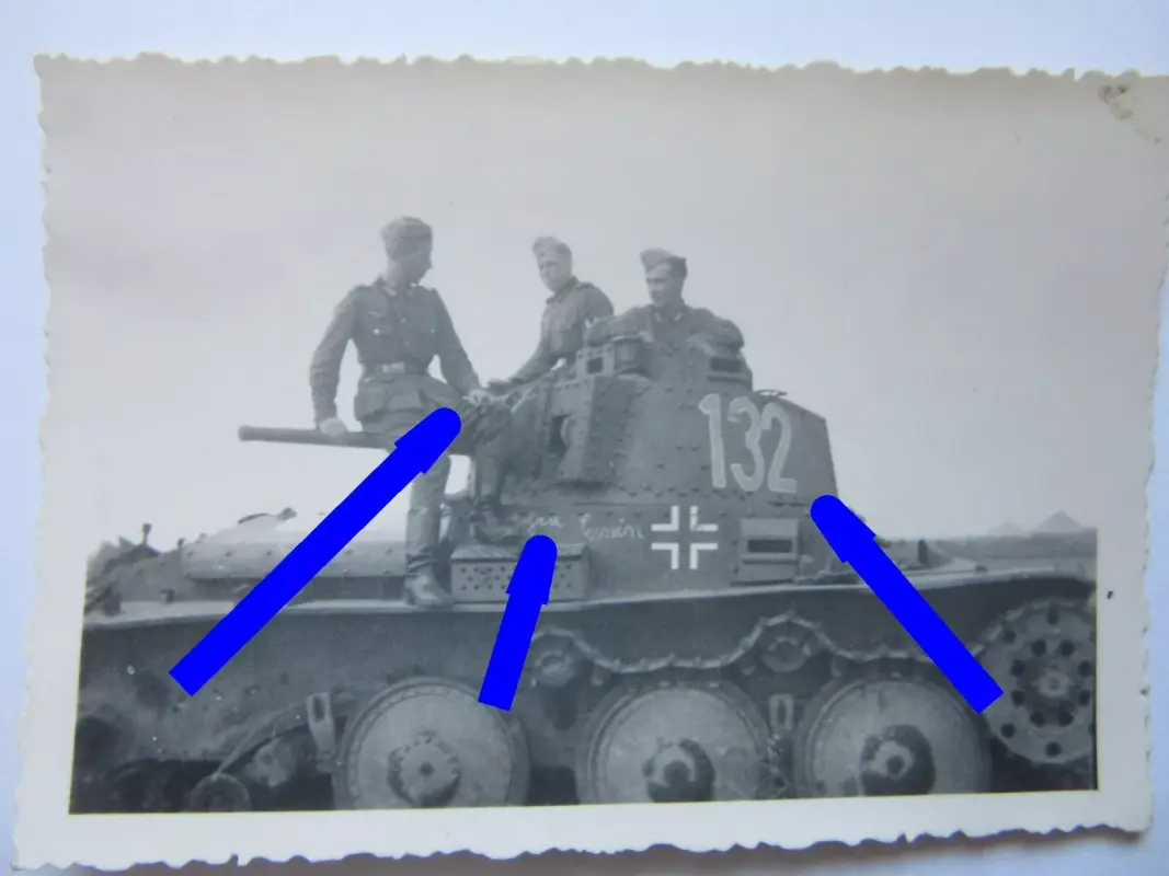 Foto Panzer 38t Beute Tschechien Praga beschädigt in Frankreich Turmnummer (1)