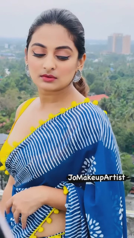 Esther Anil Hot in saree.webm_snapshot_00.02.955