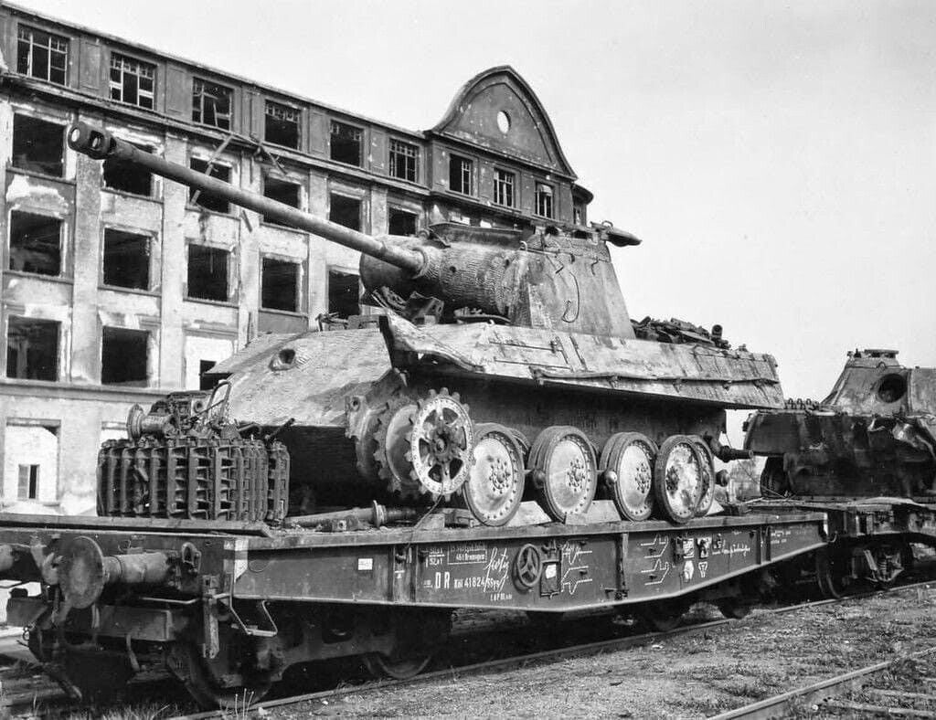 Le Panther - Page 6 Panther-ausf-G-factory-Nuremberg-Allemagne