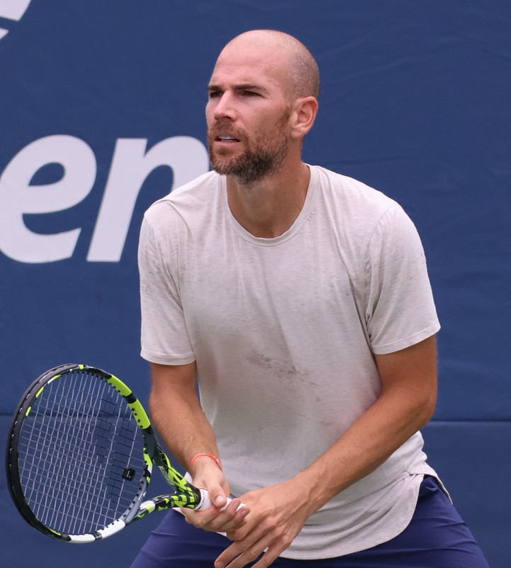 Adrian_Mannarino_(2023_US_Open)_01_(cropped)