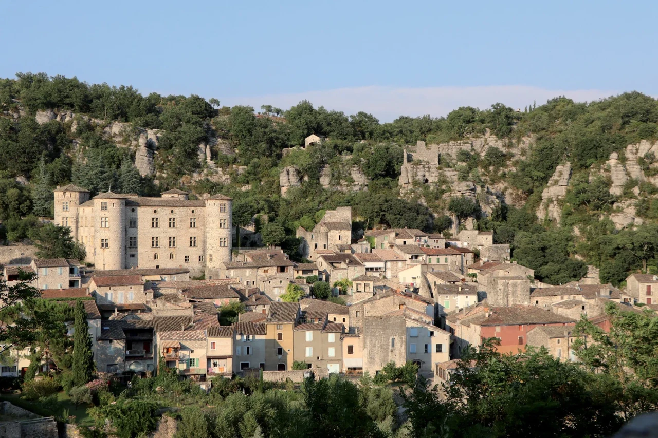 Vogüé, son château et son village au bord de l'Ardèche