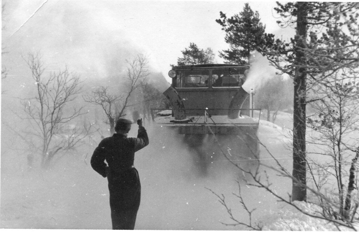 Schneepflug in Lappland beim Räumen