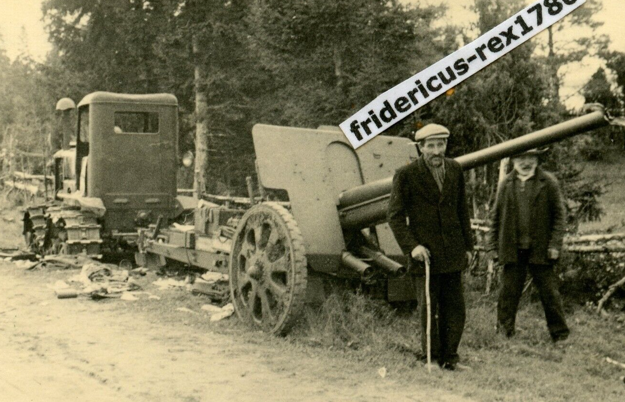 Foto WH Ostfront Rigaer Bucht Ösel erbeutetes russ. Geschütz mit Zugmaschine