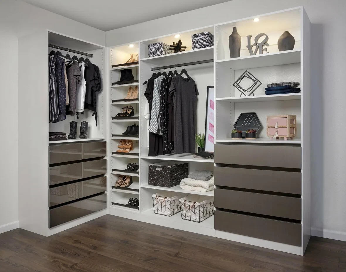 Boutique reach-in with shoes, Bel Air