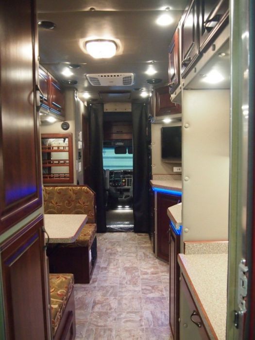 С таким грузовиком и дом не нужен