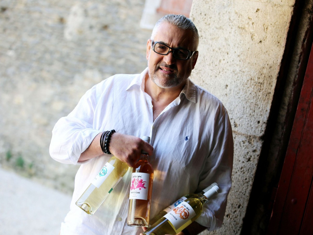 Christophe Urios avec 4 bouteilles produites par le Château Pépusque